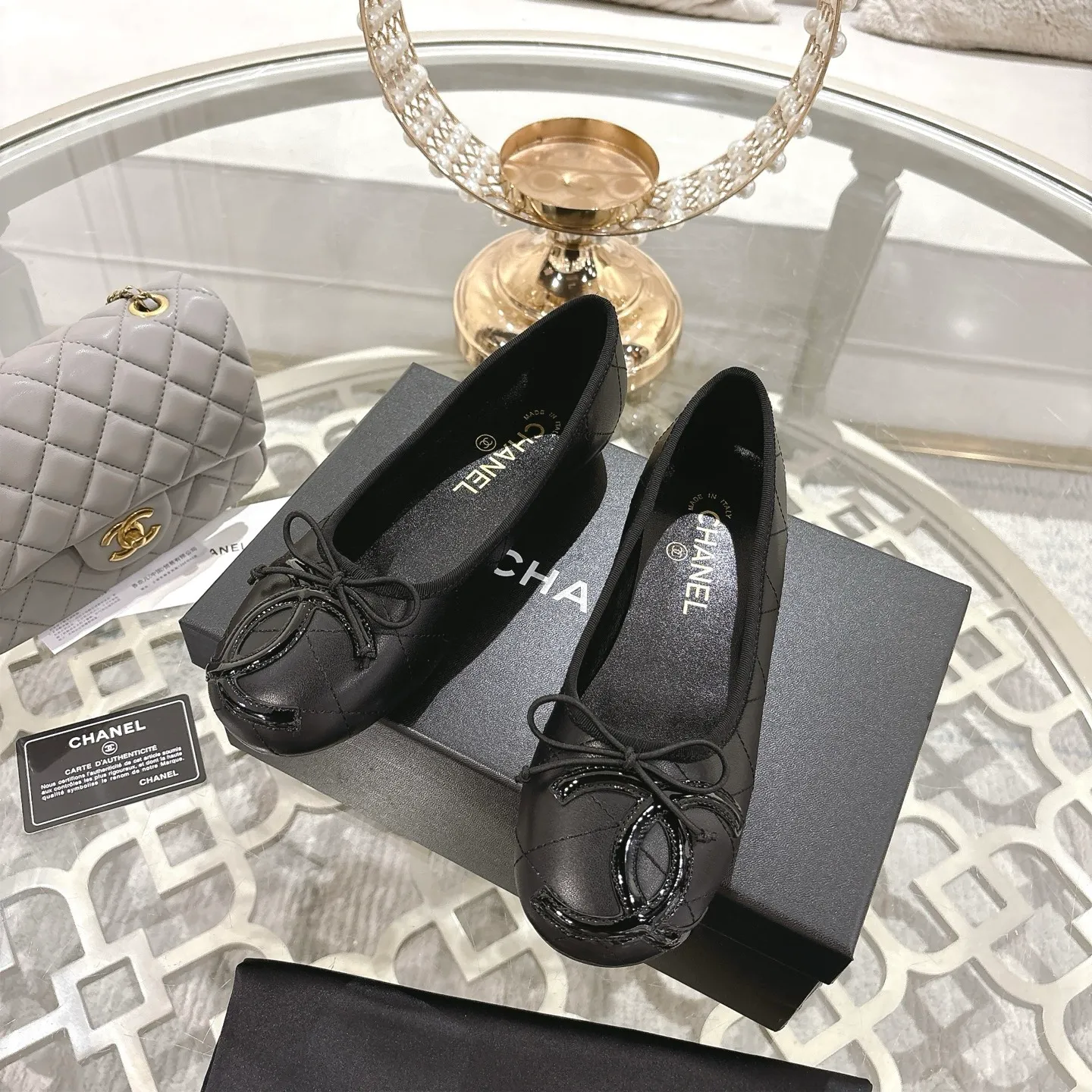 👟👟Ex-factory price 540👟👟 [Purchase-level quality] CHANEL Xiaoxiang 25/A new summer bow-tie shoes 💃 This pair of "dancing shoes" is really breathtakingly beautiful! Made of cowhide fabric + exquisite electric embroidery, every detail exudes a sense of high-end ~ classic bow design, Italian genuine leather sole, comfortable and elegant on the feet, a perfect must-have for fairies!  🌟 All counters are from the same source! All materials are customized according to the original 1:1, and are developed and patterned from genuine products. The quality is absolutely assured ~ a classic that must be bought every year, a versatile artifact that looks great whether paired with skirts or jeans!  💖 The perfect finishing touch for summer outfits, sisters, just do it! 👉 Fabric: Imported sheepskin Lining: Imported sheepskin Outsole: Private molded outsole Size: 35-40 Leather surface